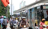 Trên đường Xuân Thuỷ - Cầu Giấy, Nguyễn Trãi - Hà Đông, cảnh xe buýt nối đuôi nhau ùn tắc giao thông thường xuyên diễn ra. Ảnh: Bá Đô