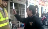 Cô gái rút dao dọa chém cảnh sát khi bị giữ xe máy