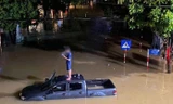 Thái Nguyên ngập nặng, ô tô chìm trong biển nước