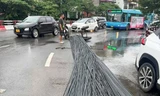 Hà Nội: Ô tô làm rơi bó sắt dài 12m, tắc nghẽn vòng xuyến cầu Chương Dương