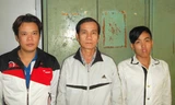 “Tú ông” Nguyễn Văn Hồng (Hùng “xì gà”, đứng giữa) cùng 2 đồng phạm bị bắt