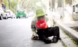 Tuấn lê lết trên đường Phan Đình Phùng. Ảnh: T.G