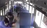 Nghi can Gương dùng dao tấn công nữ tiếp viên xe buýt. Ảnh cắt từ camera an ninh trên xe