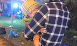 Em bé theo ba mẹ hồi hương