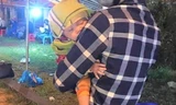 Em bé theo ba mẹ hồi hương