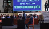 Nguyễn Văn Dương đối chất với Nguyễn Thanh Hóa (người ngồi) tại tòa