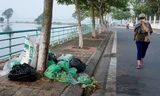 Hồ Tây từ xa xưa đã là thắng cảnh nổi tiếng đất Hà Thành với không gian mặt nước rộng hơn 500ha, được ví như lá phổi của Thủ đô. Nhưng những đống rác hôi thối được người dân xả bừa bãi bên con đường ven hồ làm xấu cảnh quan, gây ô nhiễm. Trong ảnh là một 