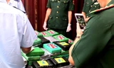 Lực lượng chức năng kiểm đếm cocain phát hiện trong container phế liệu