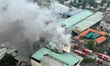 Khói vẫn ngùn ngụt tại hiện trường vụ cháy quán karaoke ở Bình Dương khiến nhiều người chết 