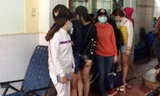 Các nữ nhân viên bỏ chạy bị trinh sát chặn lại