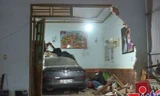 Ảnh: Hiện trường xe 4 chỗ lao vào giữa nhà dân, tông tử vong người đàn ông