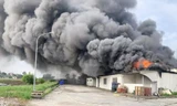 Cháy lớn khu công nghiệp ở Hà Nội, cột khói cao hàng chục mét