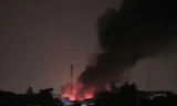 Kho xưởng tại Đông Anh cháy lớn, cột khói cuồn cuộn hàng trăm mét, cảnh sát bơm nước ao dập lửa
