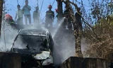 Chiếc xe cháy trơ khung cùng xác người cha và con trai phía trong
