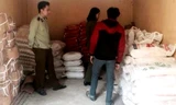 Lực lượng chức năng kiểm tra kho hàng