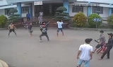 Các đối tượng mang mã tấu vào bệnh viện chém nhau kinh hoàng. Ảnh cắt từ clip