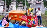 Gia đình tổ chức an táng cho nạn nhân