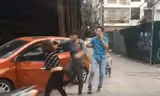 Người chồng hùng hổ lao vào đánh vợ bất chấp sự can ngăn của người đi đường. Ảnh cắt từ clip