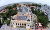 Nhà hát lớn Hà Nội nằm ngay đầu phố Tràng Tiền, cách không xa hồ Hoàn Kiếm và bảo tàng Lịch sử Việt Nam. Ảnh: Giang Huy