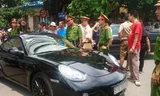 Tài xế cố thủ trong xế sang Porsche Cayman bị phạt 1,3 triệu đồng, tước GPLX. Ảnh: Hoàn Nguyễn