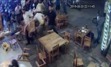Hình ảnh nhóm thanh niên xông vào quán đập phá, hành hung người được camera của quán ghi lại