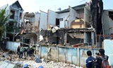 Một dãy nhà bị đánh sập