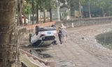 Hà Nội: Pha quay đầu xe của nữ tài xế khiến ô tô lao xuống hồ Giảng Võ