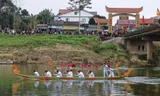 Nghìn người đổ xô đi xem đua thuyền rồng trên sông Ngàn Phố