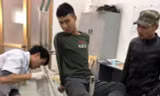 Đối tượng Nguyễn Trung Anh được đưa đi băng bó chữa trị sau khi nhảy từ tầng 3 trường tiểu học Lương Khánh Thiện xuống đất