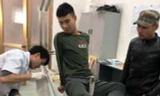 Đối tượng Nguyễn Trung Anh được đưa đi băng bó chữa trị sau khi nhảy từ tầng 3 trường tiểu học Lương Khánh Thiện xuống đất