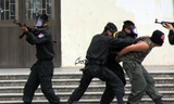 Lực lượng chức năng thành phố Hà Nội diễn tập giải cứu con tin. Ảnh: Thái Thịnh