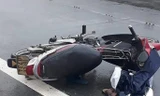 Chiếc xe máy để lại hiện trường. Nguồn: facebook