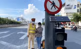 Đi bộ vào đường cao tốc đón xe về quê, người phụ nữ ngỡ ngàng nhận phiếu phạt