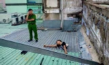 Bức ảnh lan truyền trên mạng kèm theo chú thích nam thanh niên đục mái tôn ăn trộm và bị điện giật tử vong