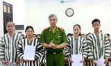 Thượng tá Nguyễn Trọng Thanh, Phó trưởng phòng PC 81, Công an TP Hà Nội trao quyết định giảm án cho các phạm nhân