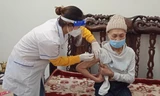 Đến tận nhà tiêm vắc xin cho người cao tuổi, nguy cơ cao tại Hà Nội