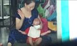 Bé trai bị kẹp đầu, liên tục bị đánh khi ăn. Ảnh cắt từ clip