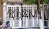 Cổng ngôi nhà ông Linh thường xuyên xuất hiện bị ai đó xịt sơn, bôi bẩn