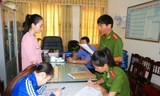 Đại diện Công an TP Đồng Hới, Quảng Bình đọc lệnh khởi tố bị can đối với Nguyễn Tú Anh