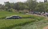 Sau khi đâm vào 3 học sinh đi xe đạp điện, tài xế xe Camry lao xuống ruộng. Ảnh: Wanbi