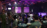 Thời điểm cảnh sát ập vào bên trong quán bar kiểm tra hành chính. Ảnh: Công an cung cấp