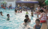 Người Hà Nội đổ xô đến các bể bơi tránh nắng