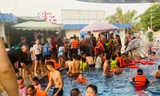 Nam sinh lớp 12 tử vong giữa bể bơi đông nghẹt người
