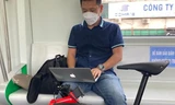 Giá xăng tăng, dân công sở ở Hà Nội đạp xe đi làm, thay ô tô bằng tàu điện