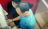 Hình ảnh hai đối tượng rút trộm tiền trong thẻ ATM nhặt được