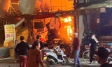 Video: Tiếng nổ rung trời và hiện trường hoang tàn sau vụ cháy khiến nhiều người bị thương ở Hà Nội