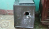 Két sắt tại phòng Kế toán UBND xã Thượng Long bị trộm đục phá lấy tiền