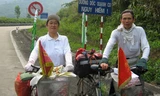 Vợ chồng bà Xuân ông Toàn trong chuyến đạp xe xuyên Việt năm 2010. Họ dừng chân nghỉ ngơi ở đèo Lò Xo dài 20 km thuộc địa phận huyện Đăk Glei, tỉnh Kon Tum. Ảnh: NVCC