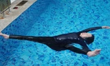 Cụ bà U80 Hà Nội lập kỷ lục biểu diễn yoga dưới nước gây sốt