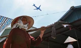 Độc đáo cảnh đi chợ phiên ở Hà Nội ngắm máy bay hạ cánh liên tục trên đầu